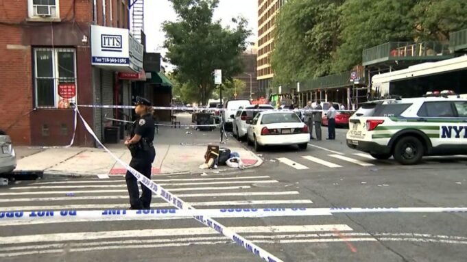 夜間槍擊事件在布魯克林有三名死亡，八人受傷。懷疑