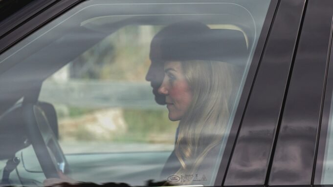 凱特·米德爾頓(Kate Middleton)剛剛在周日教堂服務中推出了最輕的金發 凱特·米德爾頓(Kate Middleton)剛剛在周日教堂服務中推出了最輕的金發
