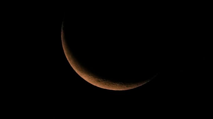 8月20日在天空中觀看苗條的新月，剃刀，木星和金星。
