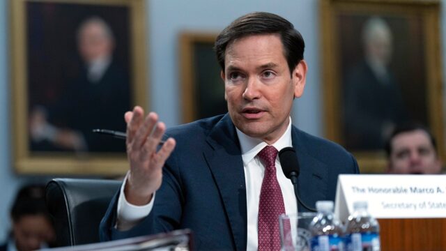 馬可·盧比奧(Marco Rubio),四場比賽的四場比賽,從婚禮派對中脫穎而出,對足球施加了一些威脅 馬可·盧比奧(Marco Rubio),四場比賽的四場比賽,從婚禮派對中脫穎而出,對足球施加了一些威脅