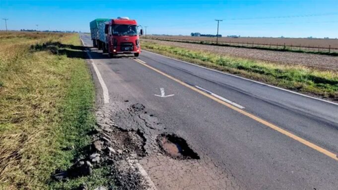 穿過聖誕老人的國家道路已經是遺棄狀態的致命陷阱