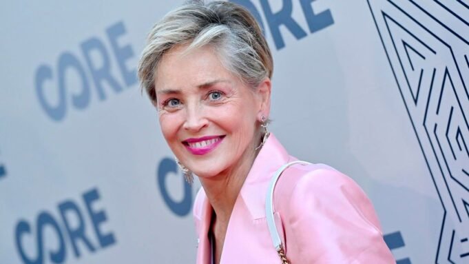 莎朗·斯通（Sharon Stone）嘲笑低頭的本能重新開始與遊客作戰
