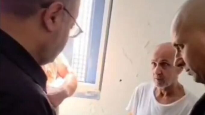 以色列發行了一段視頻，展示了公眾對著名巴勒斯坦囚犯的羞辱|全球新聞