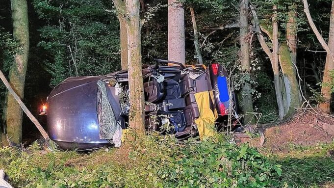 在德國發生撞車事故後,兩對已婚夫婦在英國汽車中死亡|全球新聞 在德國發生撞車事故後,兩對已婚夫婦在英國汽車中死亡|全球新聞