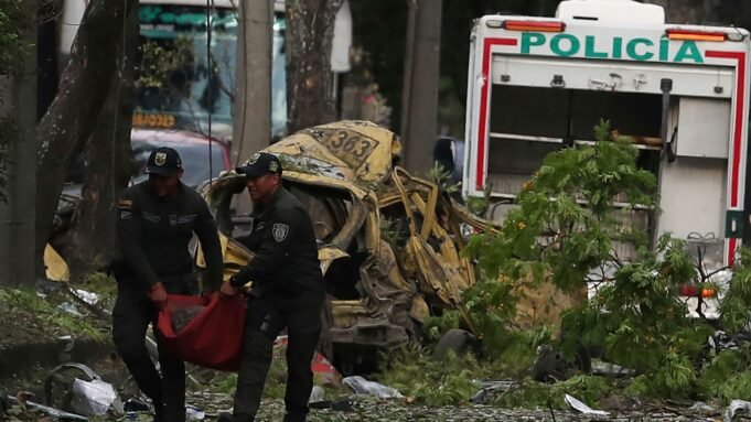 炸彈爆炸和直升機襲擊全球新聞後，哥倫比亞至少有17人死亡