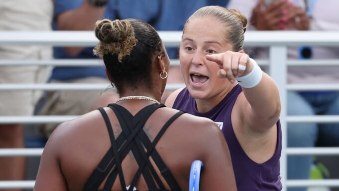 Jelena Ostapenko否認在與泰勒·湯森(Taylor Townsend)到美國公開賽期間成為種族主義者|全球新聞 Jelena Ostapenko否認在與泰勒·湯森(Taylor Townsend)到美國公開賽期間成為種族主義者|全球新聞