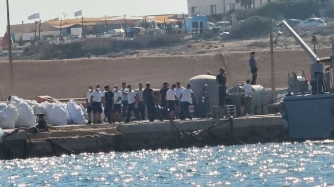 在移民船從意大利島的海岸轉移後，至少有26人死亡，大約十二個消失了。全球新聞