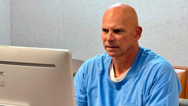 自1989年以來因謀殺父母而被監禁的Lyle Menendes拒絕在埃里克兄弟之後的第二天有條件釋放。美國新聞 自1989年以來因謀殺父母而被監禁的Lyle Menendes拒絕在埃里克兄弟之後的第二天有條件釋放。美國新聞