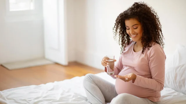 smiling-pregnant-woman-vitamins.webp.webp