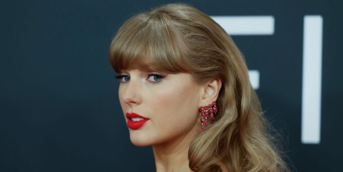 泰勒·斯威夫特(Taylor Swift)展示了帶有訂婚戒指的金屬綠色修指甲 泰勒·斯威夫特(Taylor Swift)展示了帶有訂婚戒指的金屬綠色修指甲