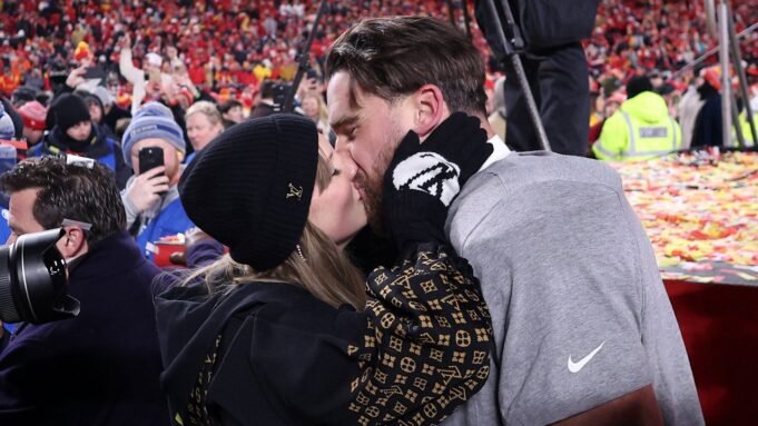 泰勒·斯威夫特(Taylor Swift)與特拉維斯·凱爾斯(Travis Kelce)結束了會議。 泰勒·斯威夫特(Taylor Swift)與特拉維斯·凱爾斯(Travis Kelce)結束了會議。
