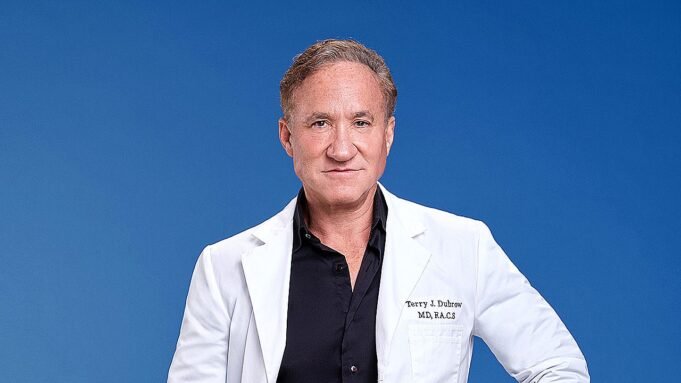 特里·杜布羅(Terry Dubrow)博士警告說,人們得到了塑料外科趨勢太多 特里·杜布羅(Terry Dubrow)博士警告說,人們得到了塑料外科趨勢太多