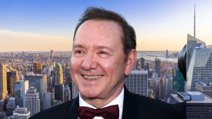 凱文·史派西（Kevin Spacey）在紐約廣場外面被看到：稀有視頻