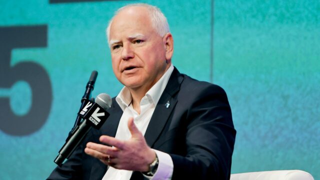 蒂姆·沃爾茲(Tim Walz)在特朗普:“這些是法西斯政策” 蒂姆·沃爾茲(Tim Walz)在特朗普:“這些是法西斯政策”