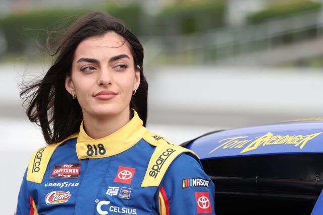 NASCAR駕駛員和Toni Breriding模型在紐約尋求在線幫助