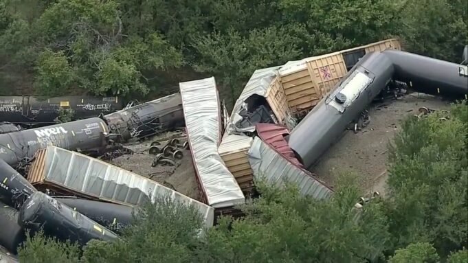 火車上的下降涉及35輛火花汽車,德克薩斯州的草火 火車上的下降涉及35輛火花汽車,德克薩斯州的草火