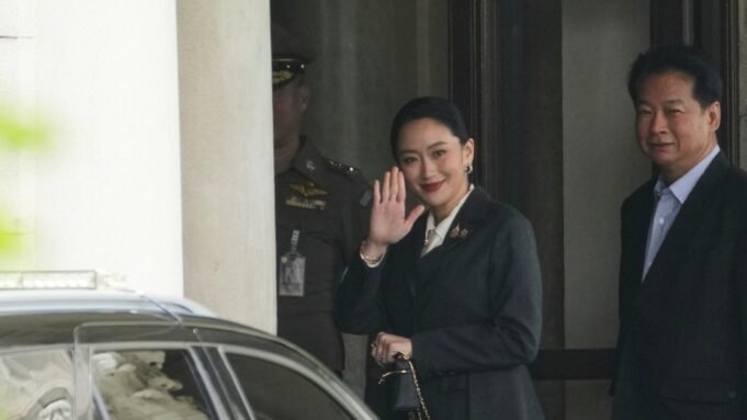 泰國法院由於與柬埔寨領導人的折衷電話駁回了總理：NPR