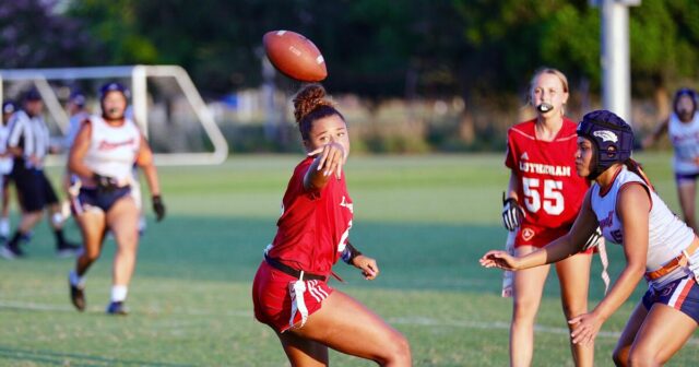 由於女子旗足球，高中運動參與在國家一級增加