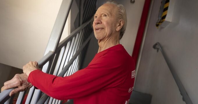 來自文圖拉（Ventura）的90 -year -old湯姆·庫特羅斯基（Tom Kutrrosky）正在爬樓梯攀登比賽