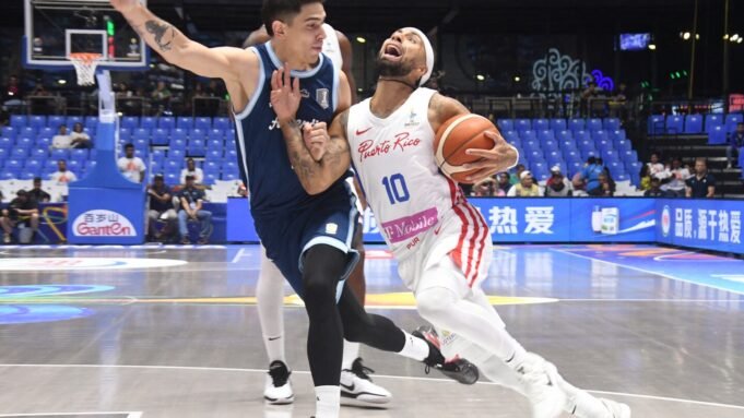 比賽結束後,何塞·阿爾瓦拉多(JoséAlvarado)從Fiba Americanup的地板上延伸 比賽結束後,何塞·阿爾瓦拉多(JoséAlvarado)從Fiba Americanup的地板上延伸