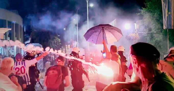 在塞爾維亞反政府反政府示威中發生衝突,數十人受傷 在塞爾維亞反政府反政府示威中發生衝突,數十人受傷