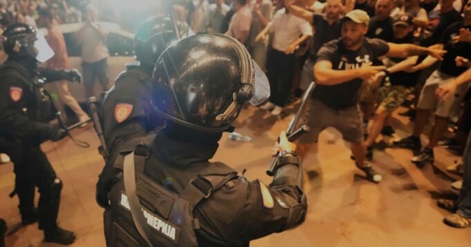 數十人受傷並被拘留為塞爾維亞的抗原示威 數十人受傷並被拘留為塞爾維亞的抗原示威