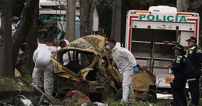 哥倫比亞的一輛汽車和對哥倫比亞直升機的襲擊至少17年,包括警察 哥倫比亞的一輛汽車和對哥倫比亞直升機的襲擊至少17年,包括警察