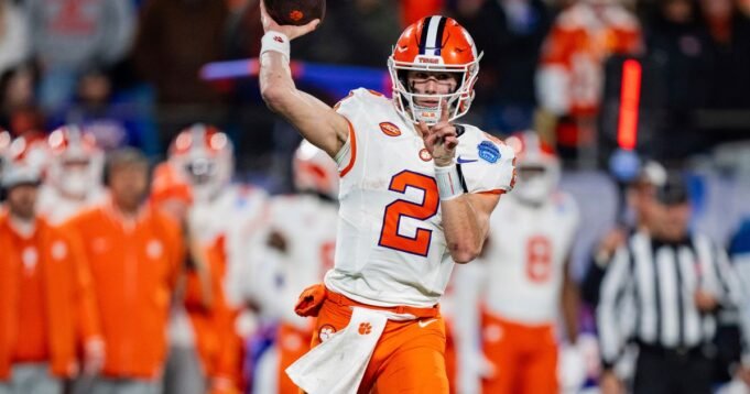 Cade Klubnik，Caleb Downs是最佳大學足球獎的第一個最愛