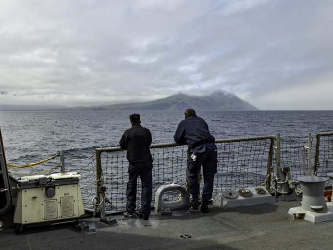 美國與即將到來的俄羅斯和中國海軍艦隊一起出版了一艘軍艦