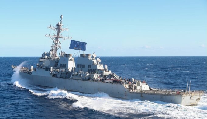 美國海軍船中國軍隊說:“從有爭議的水中。” 美國海軍船中國軍隊說:“從有爭議的水中。”