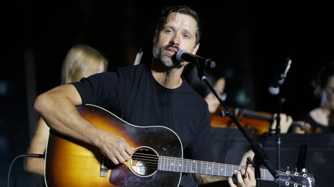沃克·海斯(Walker Hayes)從奧克利格(Oaklig)女兒去世後的清醒鬥爭開始 沃克·海斯(Walker Hayes)從奧克利格(Oaklig)女兒去世後的清醒鬥爭開始
