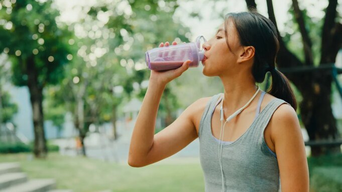新的透明蛋白質飲料挑戰傳統的乳白色蛋白質振動