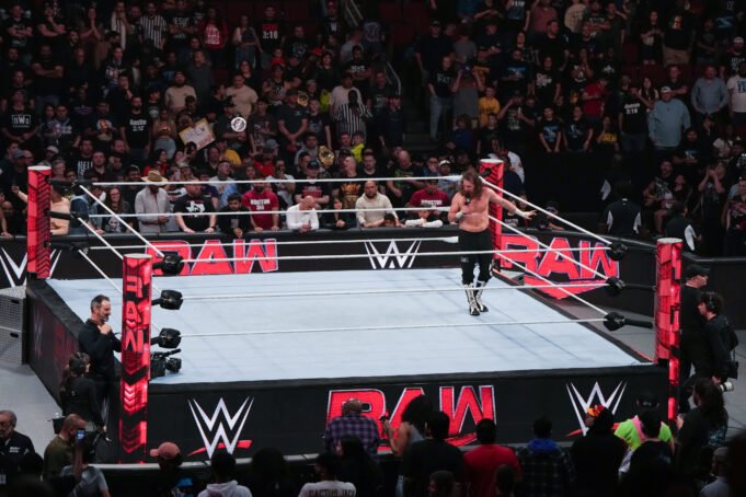 受歡迎的WWE明星突然改變了品牌