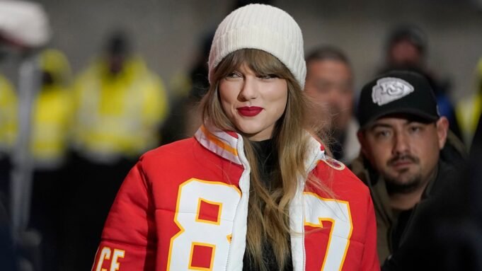 特拉維斯·凱洛斯(Travis Kelos)說,泰勒·斯威夫特(Taylor Swift)是“現在流浪的最多粉絲”。 特拉維斯·凱洛斯(Travis Kelos)說,泰勒·斯威夫特(Taylor Swift)是“現在流浪的最多粉絲”。