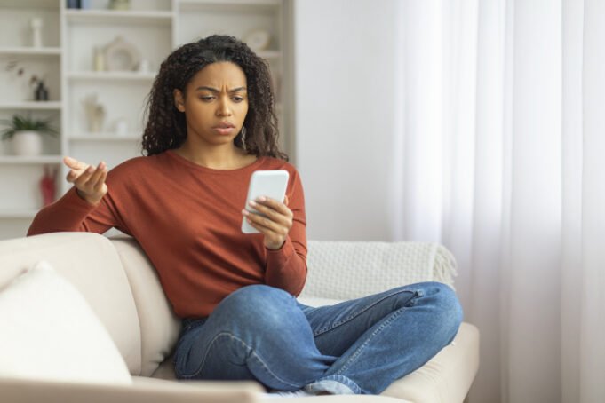 Z世代的女人第一次與男人約會,然後是Venmo請求 Z世代的女人第一次與男人約會,然後是Venmo請求