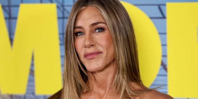 101725-jennifer-aniston-soc-dadc7ede59e4412980e1ef0bcf007cfa.jpg