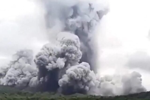 taal-volcano-philippines-erupts-spews-114301138.jpg