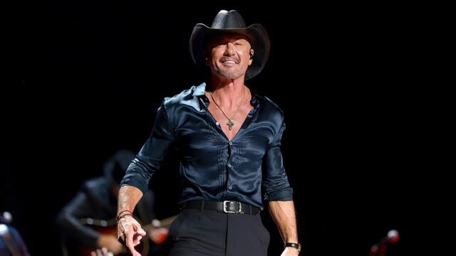 tim-mcgraw-blue-shirt-performance.jpg