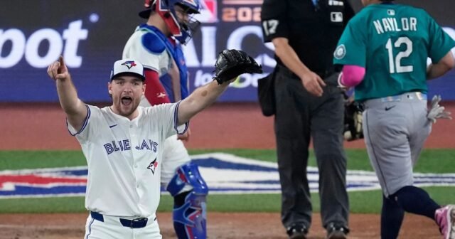 urnpublicidap.org29562a434684fd0dcf952c200f0f2fbbALCS_Mariners_Blue_Jays_Baseball_06439-copy.jpg