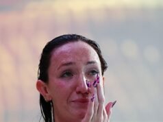 這位澳大利亞游泳運動員克服了一年的痛苦,包括飲食失調和心臟手術,最終成為冠軍。