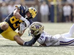 華盛頓哈士奇隊的瑞隆·迪拉德·艾倫試圖平衡他在球場上的攻擊性