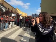 沒有一天梅洛尼,摩爾訴貝爾尼尼領導下的大學生:“你是一個愚蠢的部長”