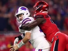 比爾隊的喬什·艾倫很失望,在輸給德州人隊的比賽中被解僱8次