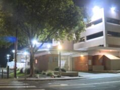 週三晚上,波特蘭警方在 ICE 設施外的抗議活動中逮捕了一人