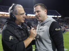 卡洛斯·埃爾南德斯兩次達陣傳球,維克森林隊擊敗北卡羅來納大學