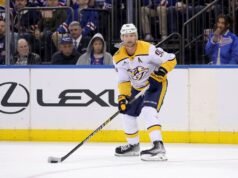 史蒂文·斯塔姆科斯 (Steven Stamkos) 幫助掠奪者隊在斯德哥爾摩加時賽中獲勝