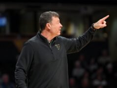 范德比爾特隊在阿肯色-派恩布拉夫的勝利中從 3 分開始掙扎,但仍力爭 100 分