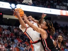 排名第一的休斯頓隊給排名第二的奧本隊帶來了第一場失利