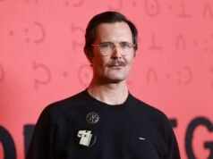 為什麼奧茲·帕金斯的電影在霓虹燈下效果更差?