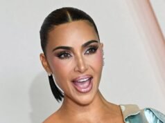 金·卡戴珊 (Kim Kardashian) 身穿透明網眼連衣裙,看起來別緻:照片